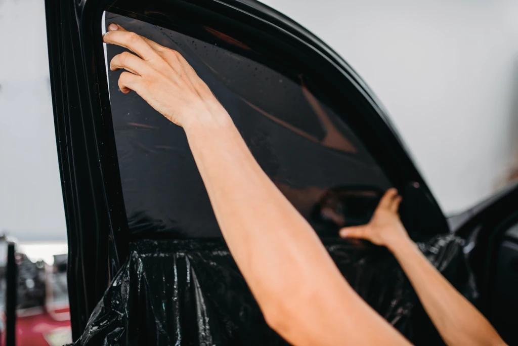 Installation de vitre teintée automobile respectant les lois en vigueur au Québec.