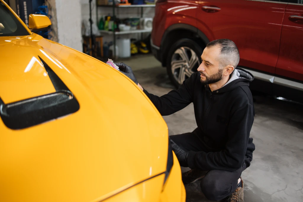 Traitement nanocéramique automobile sur une carrosserie.