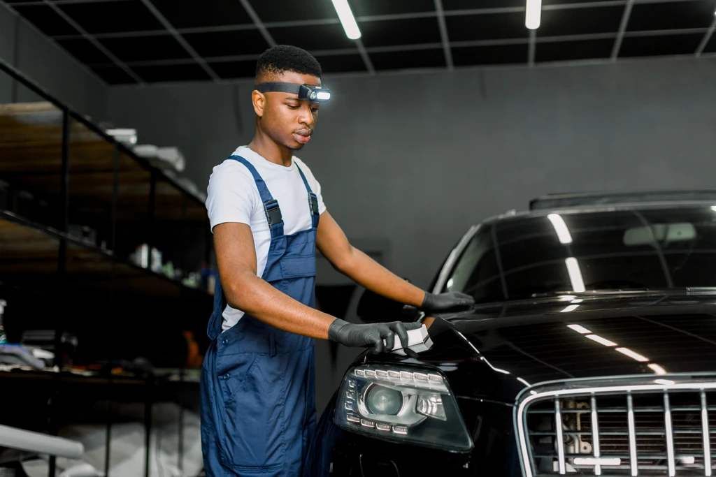 Traitement nanocéramique automobile sur la carrosserie d'une voiture.