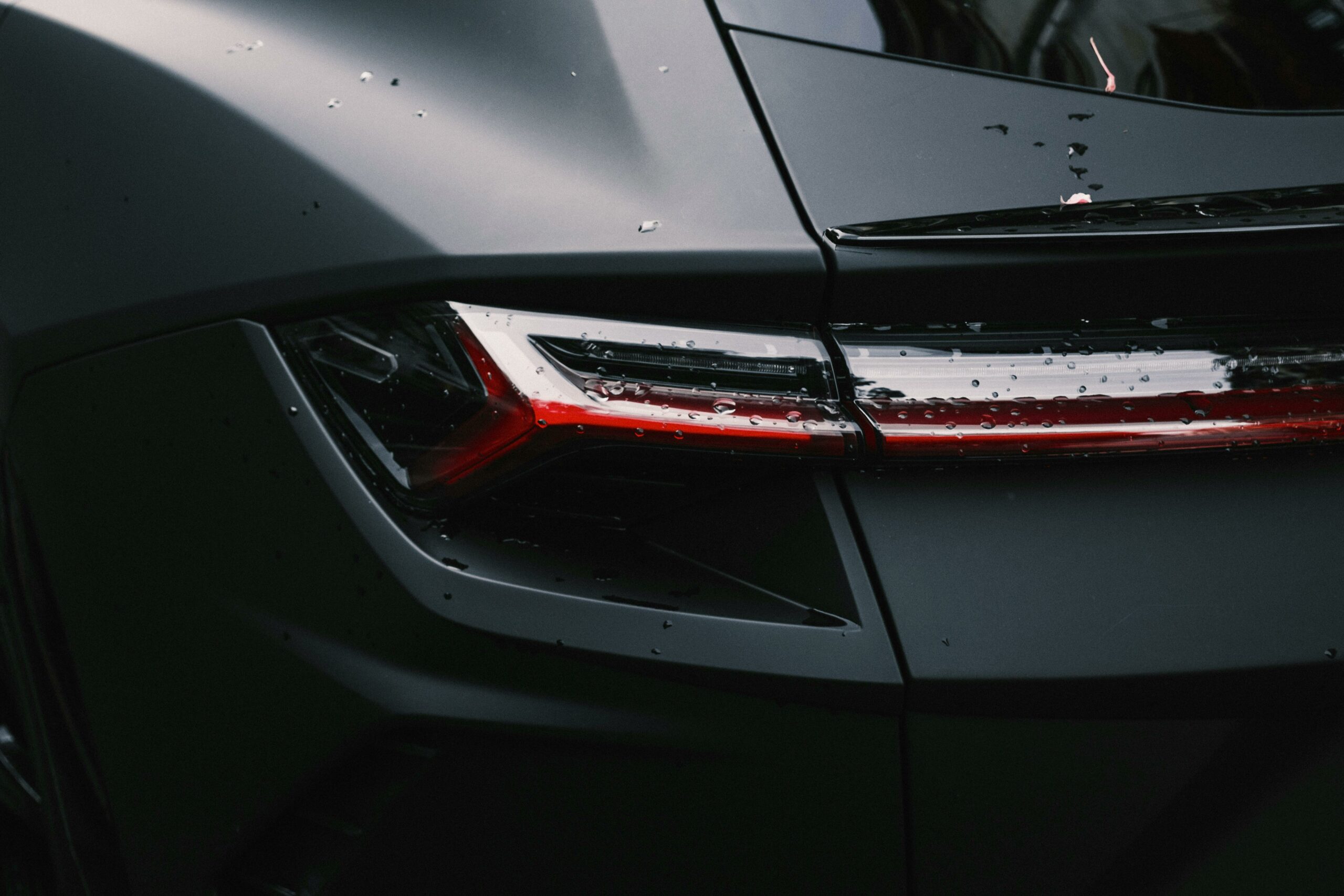 voiture noire avec une finition matte