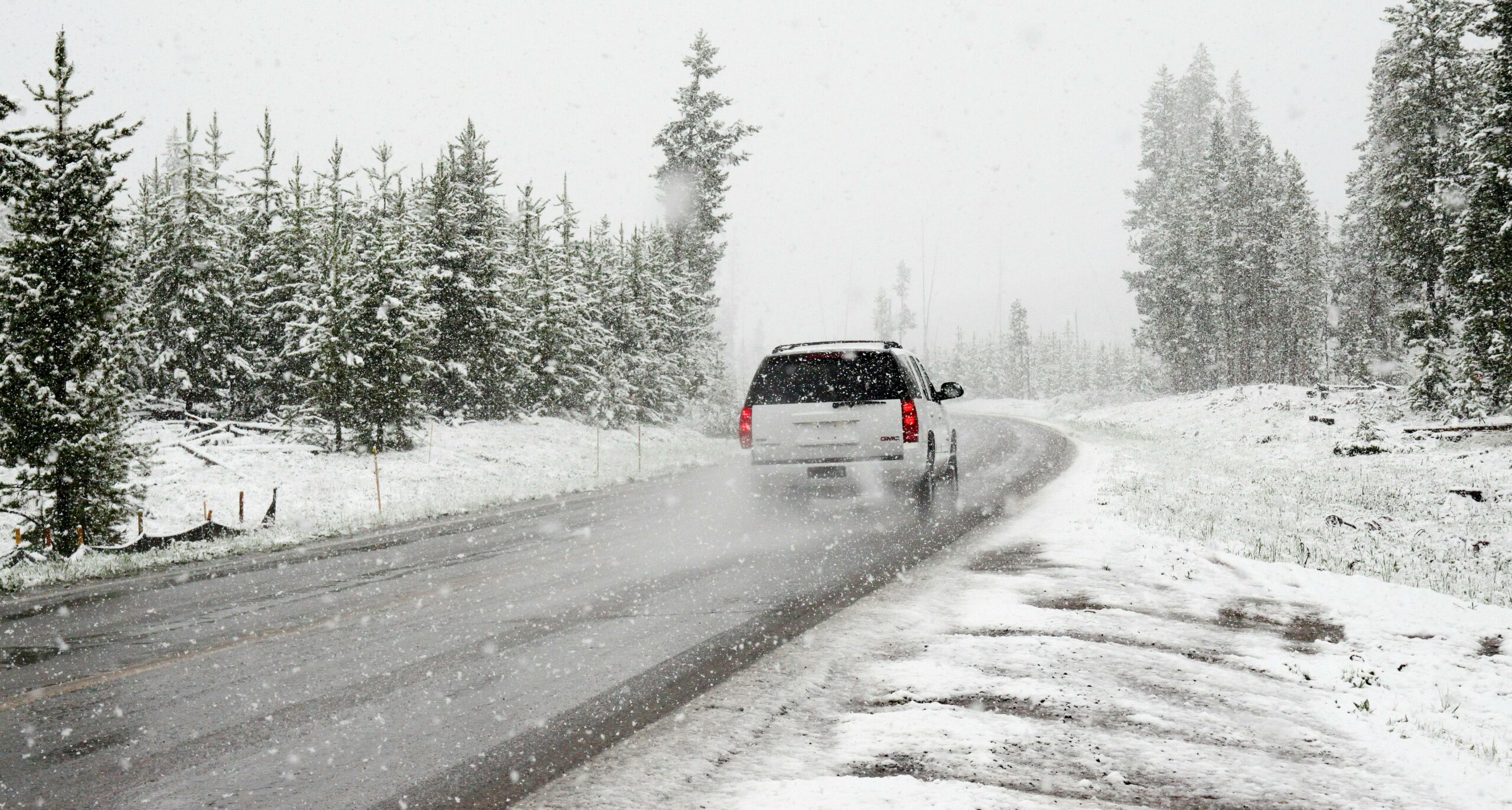Voiture sur route enneigée